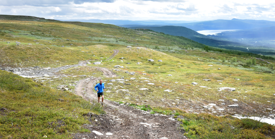 Man springer på fjälltopp