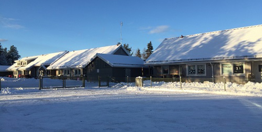 Sorseles förskola Blåhaken, utomhusbild på det gråa husen i vinterskurd.