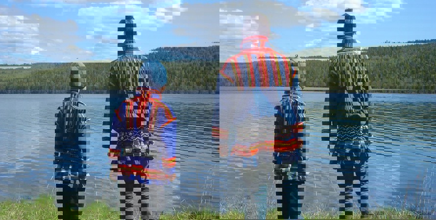 Två personer i kolt