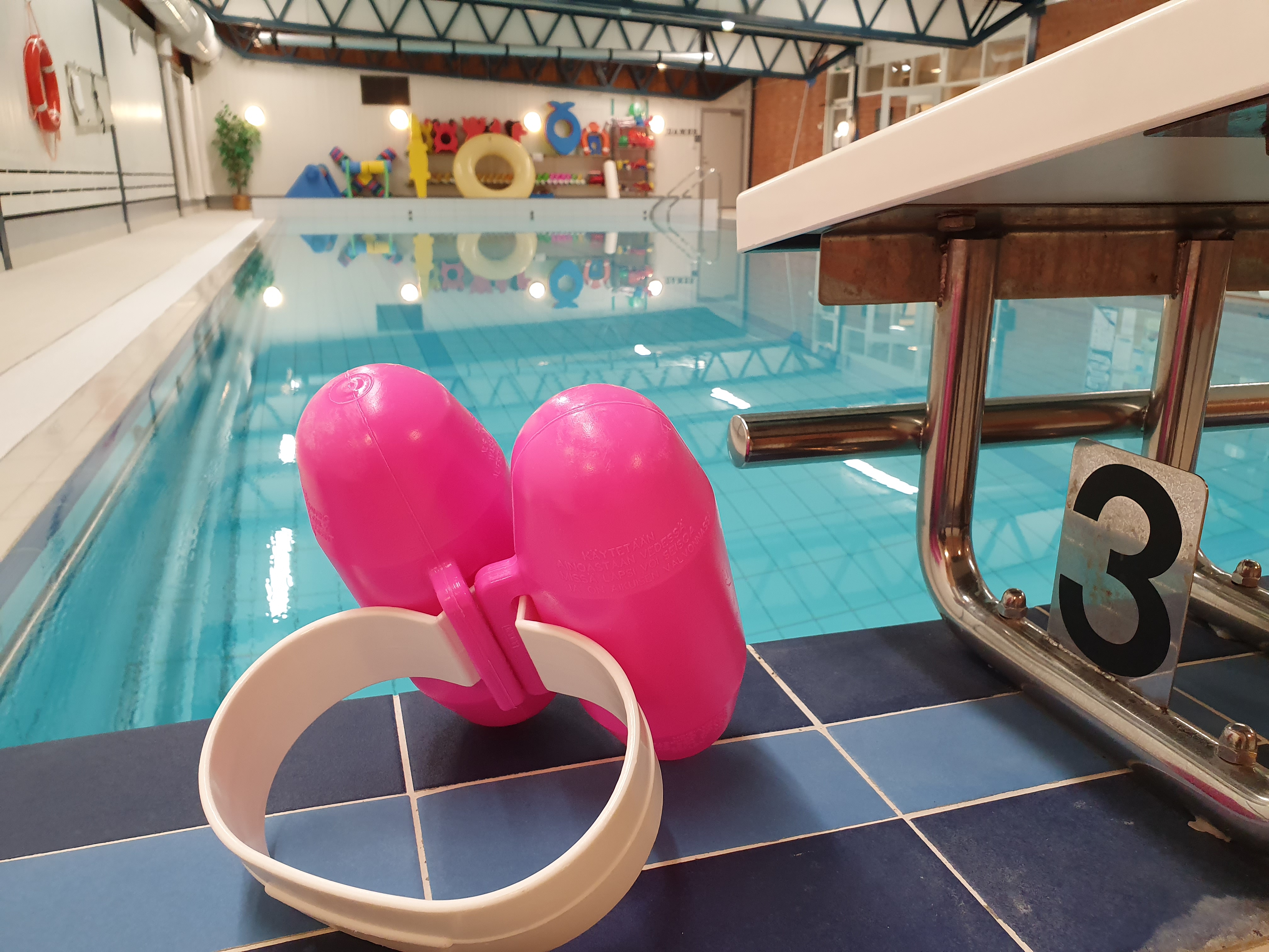 Simhallen med rosa simdyna