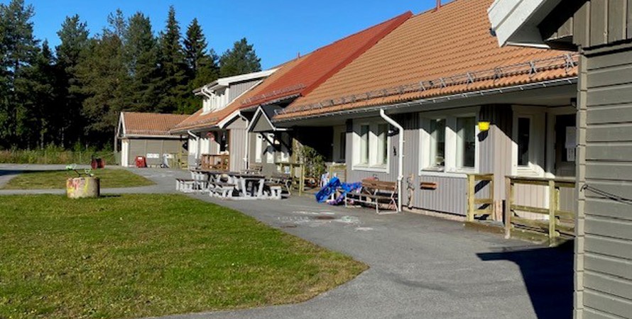 Blåhakens förskola, sommarbild på det gråa huset.