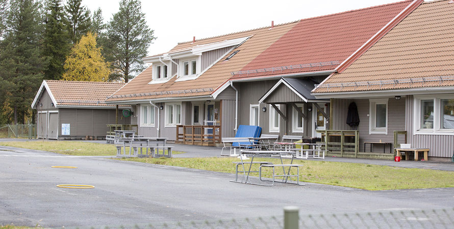 Förskolan i Sorsele. En grå byggnad. 