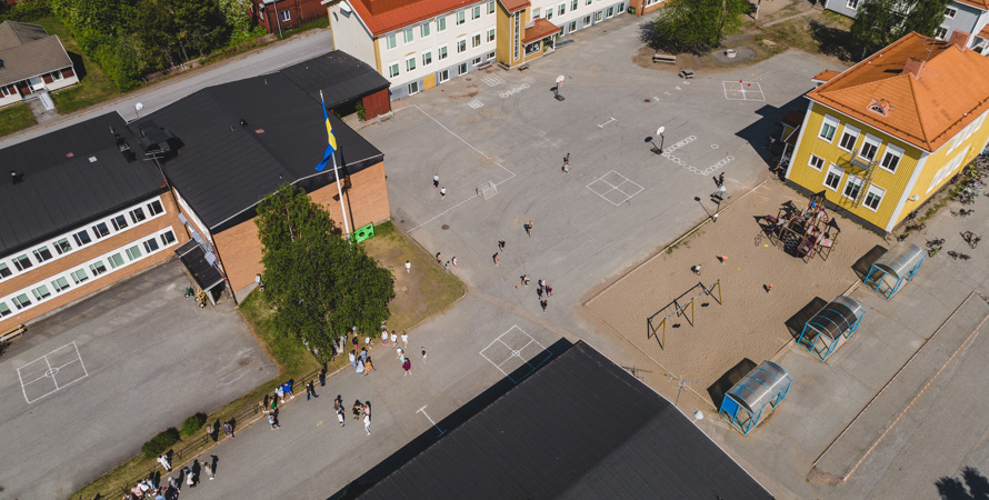 En översiktsbild över Vindelälvsskolans skolgård.