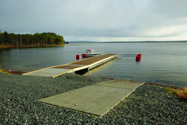 Flytbrygga och båtnedfart vid en sjö