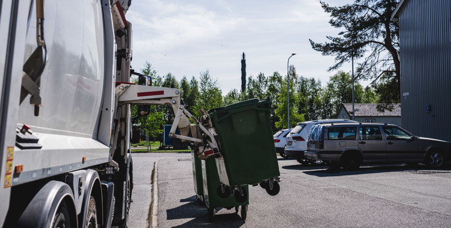 Soptunnor hämtas av sopbil